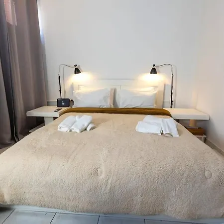 Апартаменты Bright Getaway In The Heart Of