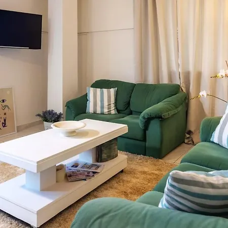 Апартаменты Bright Getaway In The Heart Of Каламата