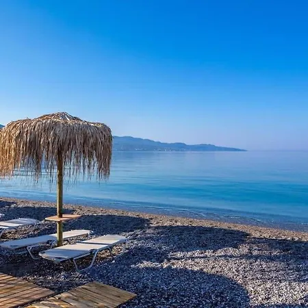 Bright Getaway In The Heart Of Апартаменты Каламата